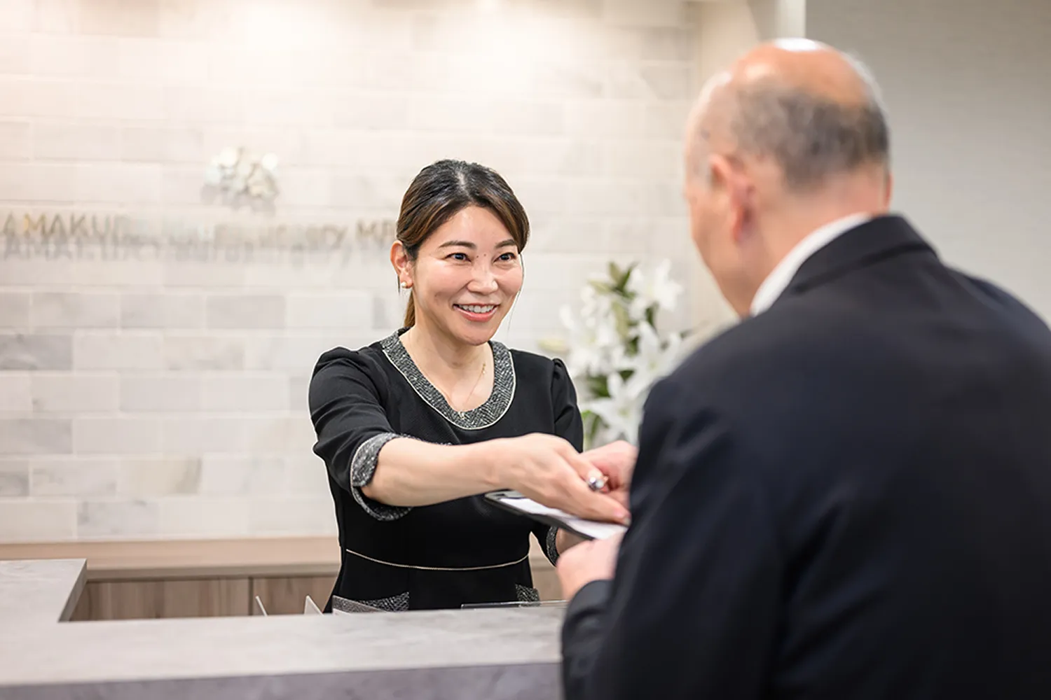 受付で対応しているスタッフ