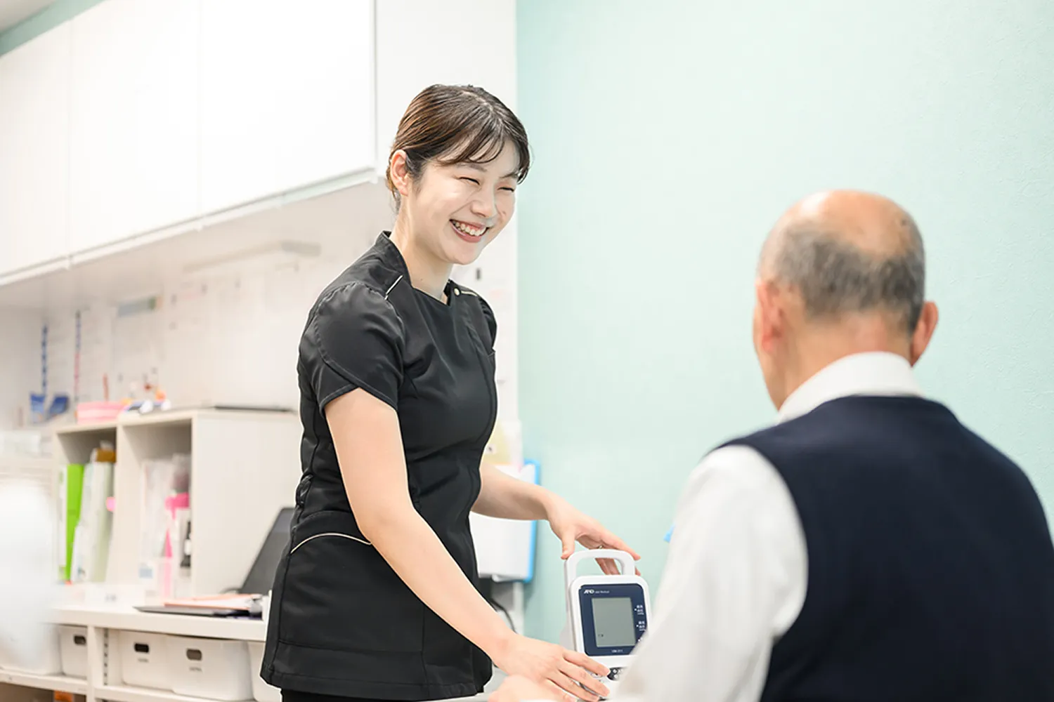 血圧を測るスタッフ